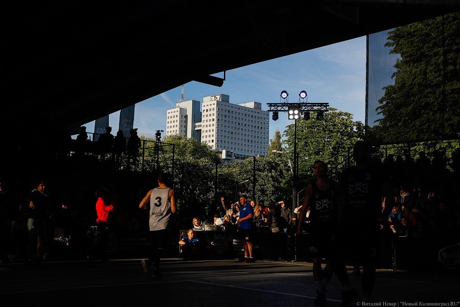 Слэмданк под мостом: в Калининграде прошел статусный турнир по стритболу (фото)