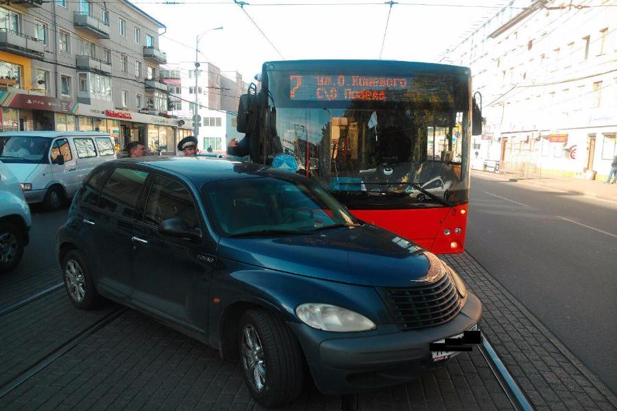 В центре Калининграда столкнулись «Крайслер» и автобус «Калининград-ГорТранс» (фото)