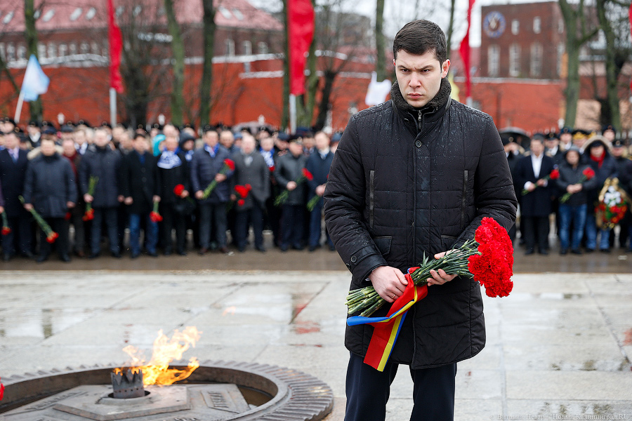  Лица защитников: как калининградские ВИПы возлагали цветы