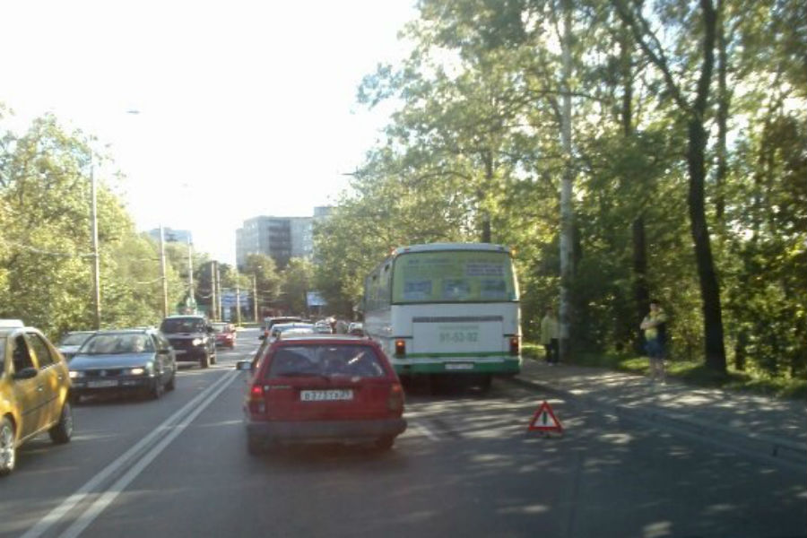 На Киевской собирается пробка из-за ДТП с автобусом (фото)