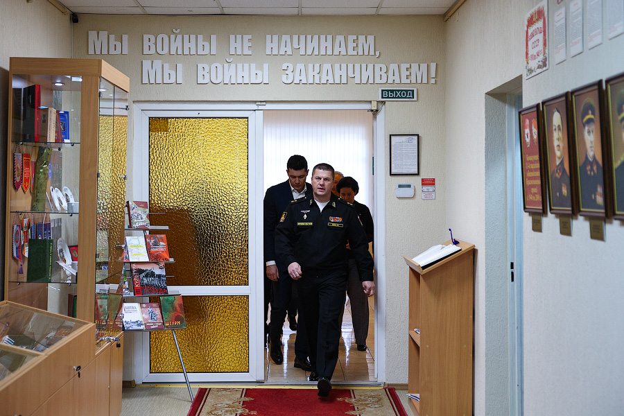 Был учителем, осталось трое детей: вдове контрактника из Гусева вручили золотую звезду (фото)