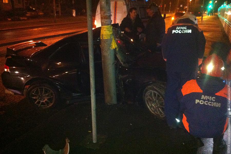 Водитель «Хонды» на Гагарина вылетел на встречку и «обнял» столб (фото)