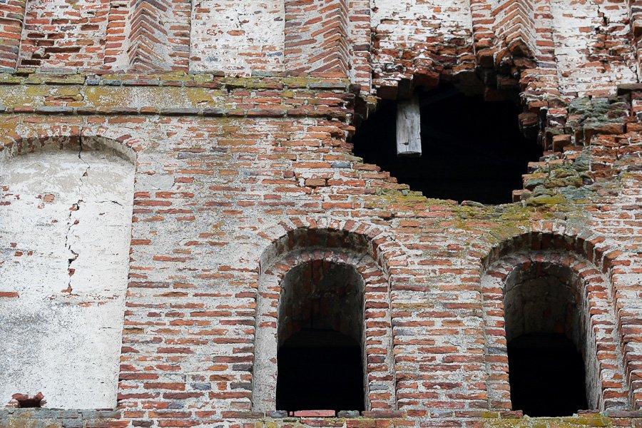 «К зданию не подходить»: что осталось от кирхи в поселке Поречье