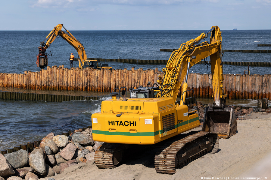С видом на море и стройку: как выглядит пляж в Светлогорске этим летом
