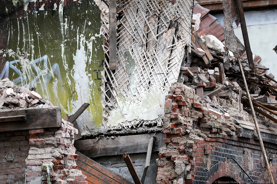 Экскаватором по Гёте: как сносят довоенное здание на Томской (фото, видео)