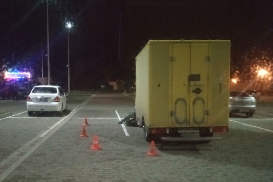 На парковке казино в Куликово под колесом грузовика погиб человек (фото)