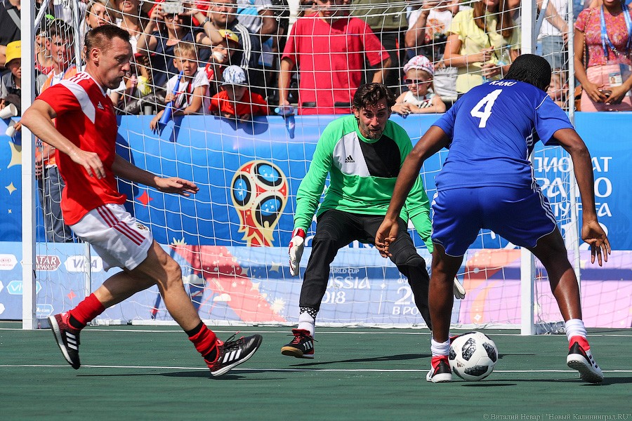 Праздник очередей и футбола: чем запомнился матч легенд ФИФА в Калининграде