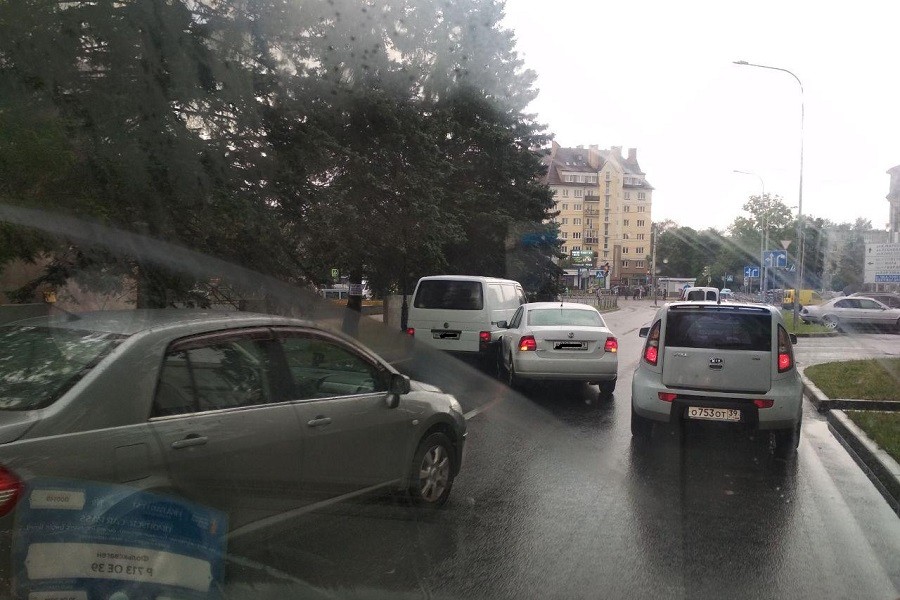 На съезде с моста на Гайдара «притерлись» легковушка и микроавтобус (фото)
