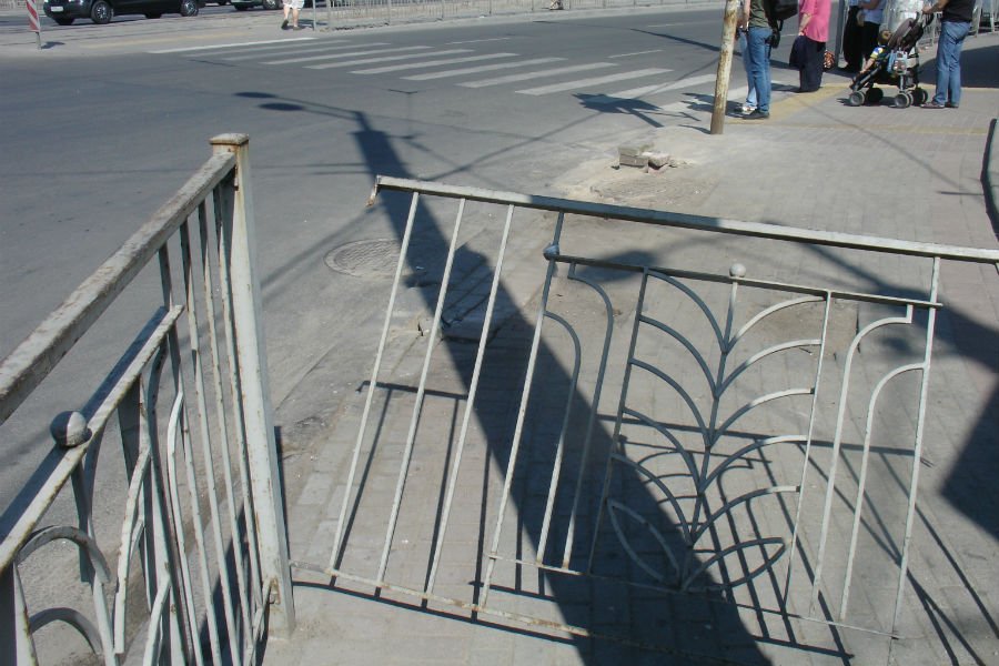 Машина пронеслась в шаге от людей: очевидцы об аварии на 9 Апреля