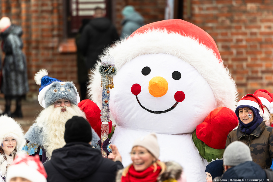 Цвет настроения — красный: на острове Канта прошёл благотворительный забег Дедов Морозов