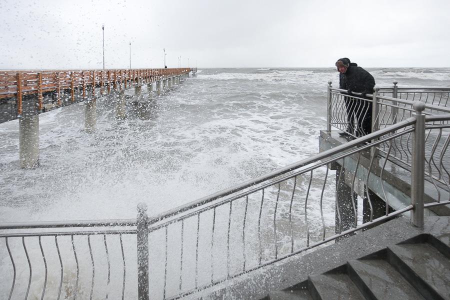 Добить «Ксавьером»: променад в Зеленоградске оказался не готов к зимним штормам