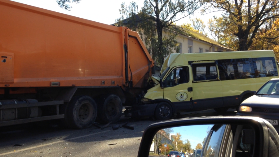 На Невского столкнулись мусоровоз и маршрутка, погиб человек (фото)