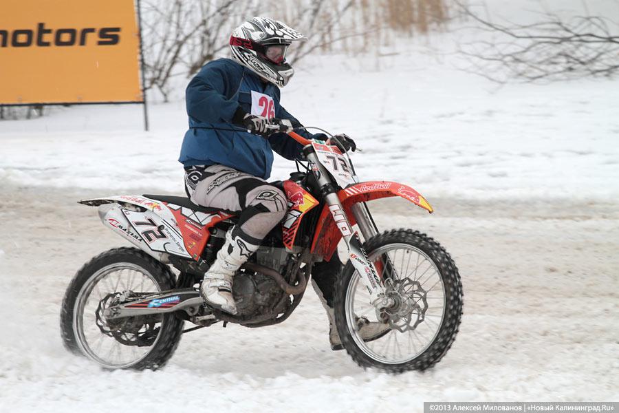 «Пингвиньи гонки»: фоторепортаж с зимнего мотокросса