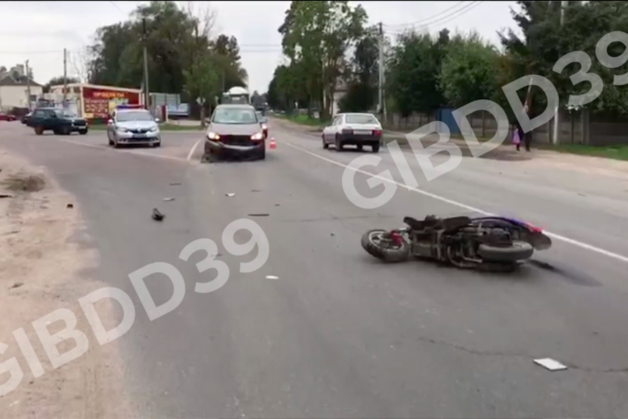 Под Гурьевском 19-летний скутерист без прав врезался в «Фольксваген» (видео)