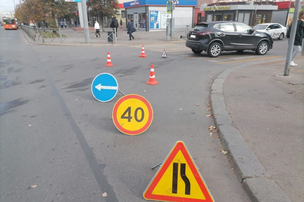 В Калининграде водитель внедорожника сбил пенсионерку, отвлекшись на другое ДТП