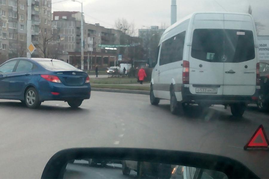 На кольце на ул. Горького «Хендай» врезался в маршрутку (фото)