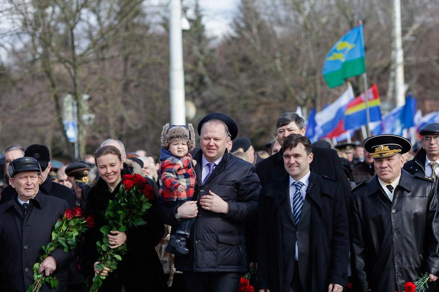 «И снова победа»: возложение венков и цветов на мемориале 1200 воинам-гвардейцам 