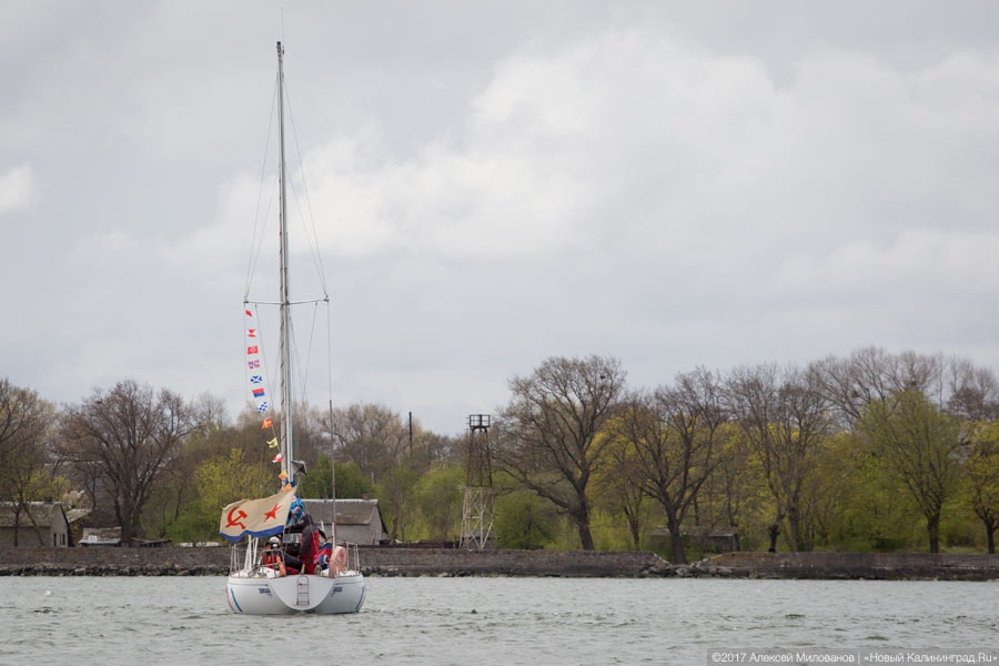 Венки на воде: яхтсмены в Балтийске почтили память погибших при штурме Пиллау