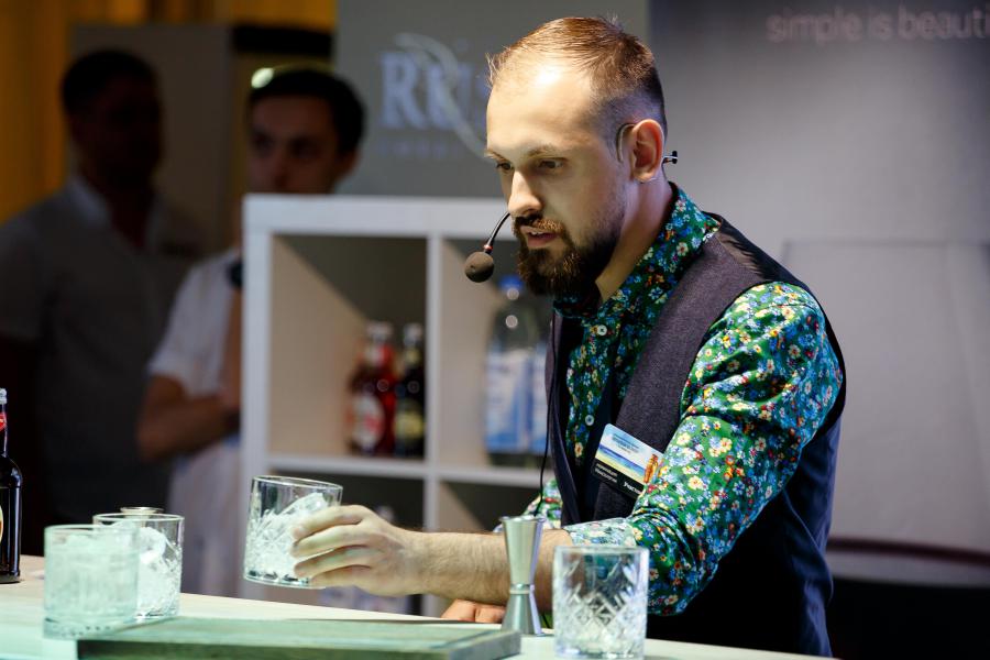 Море, поэзия, коктейли: в Калининграде выбрали обладателя «Янтарного шейкера»