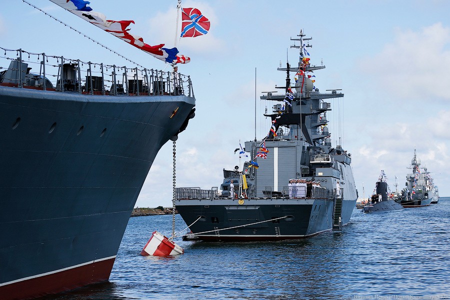 Балтфлот выставил боевые корабли в парадный строй в Балтийске