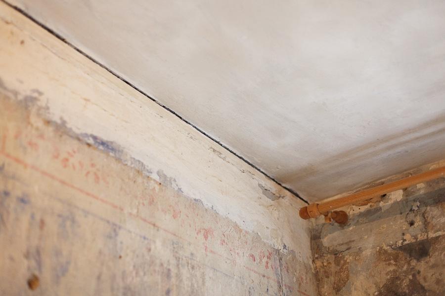 «На его счету две жизни»: жильцы о доме, где взорвался инвалид