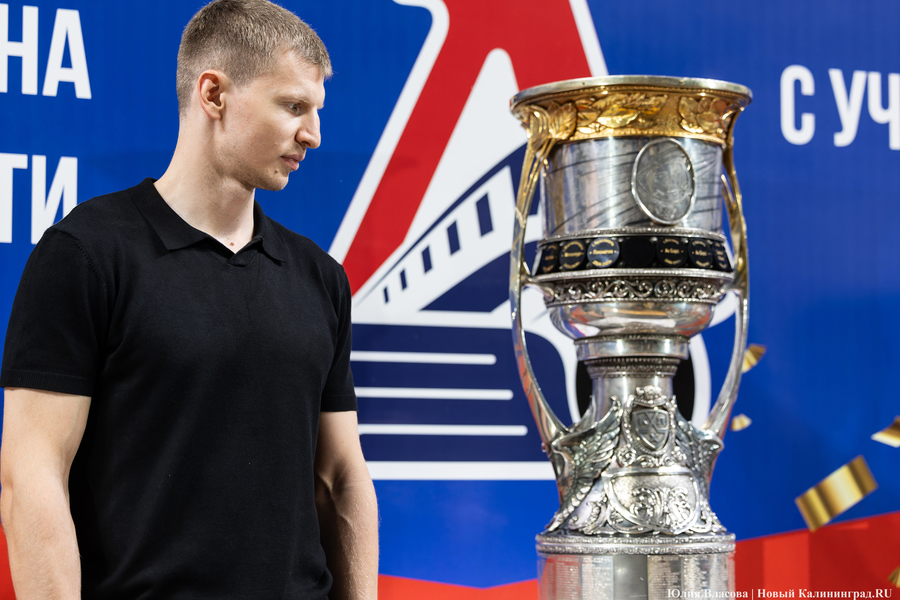 «Локосемья»: в Калининград из Ярославля привезли хоккейный Кубок Гагарина (фото)
