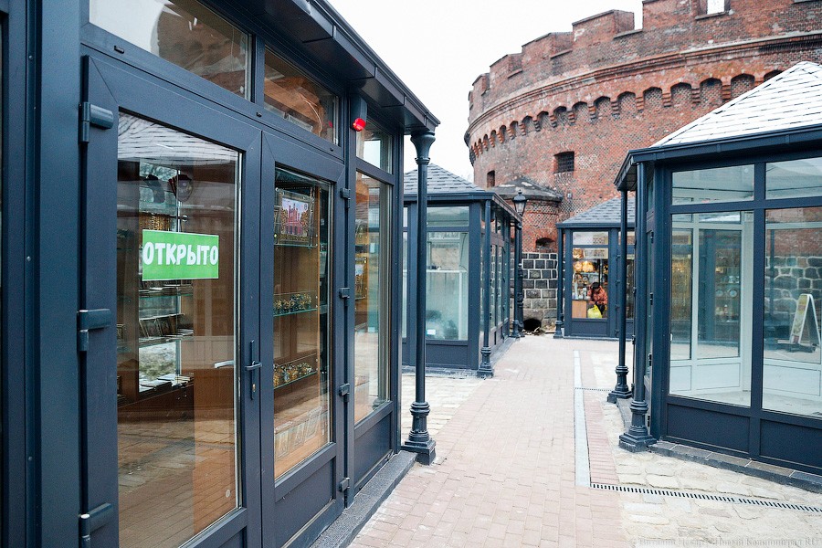 Много «курилок»: закончился монтаж новых палаток у музея Янтаря (фото)