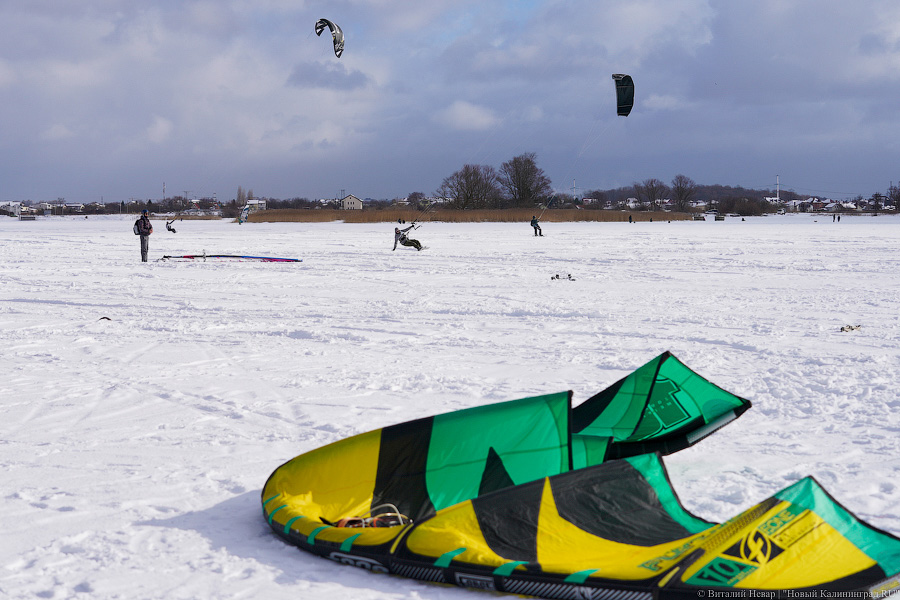 Сноукайтеры вышли на Калининградский залив. Посмотрите, как это красиво