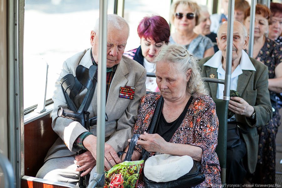 Почти ровесники: в Калининграде прошла трамвайная экскурсия для ветеранов
