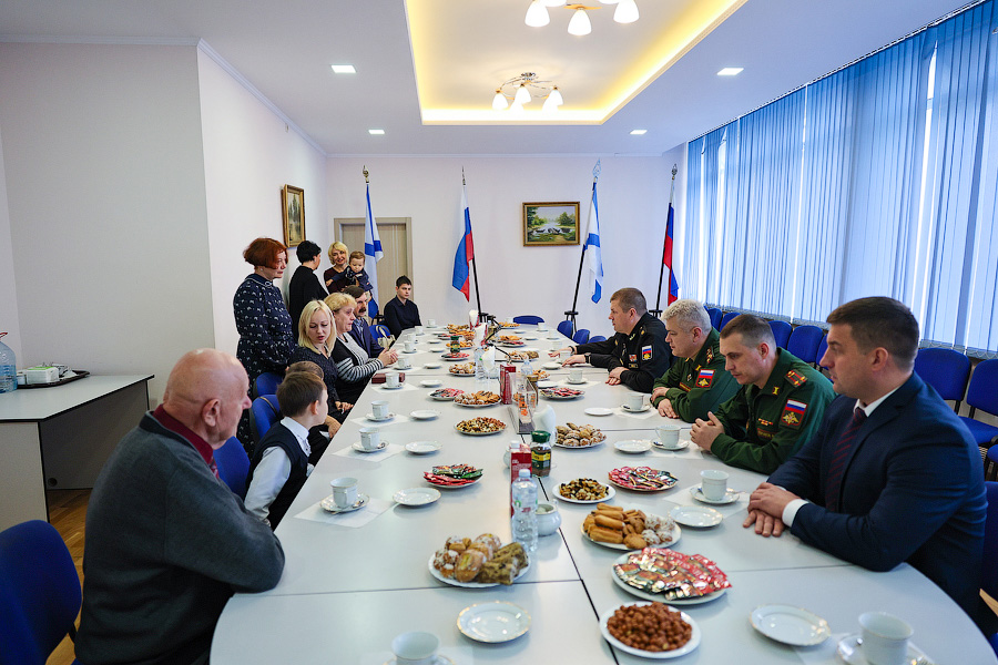 Был учителем, осталось трое детей: вдове контрактника из Гусева вручили золотую звезду (фото)