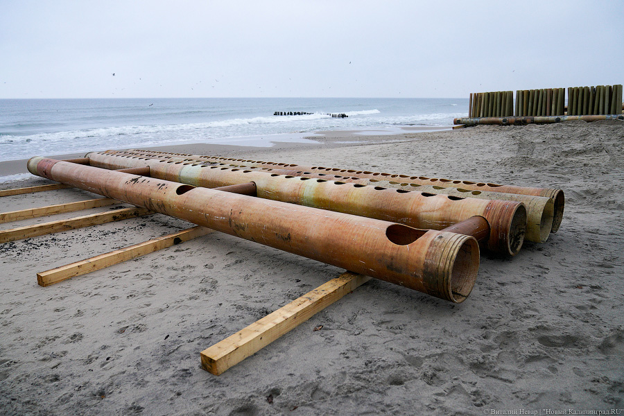Серферы против гребенок: в Зеленоградске начали установку 40-тонных волноломов (фото)