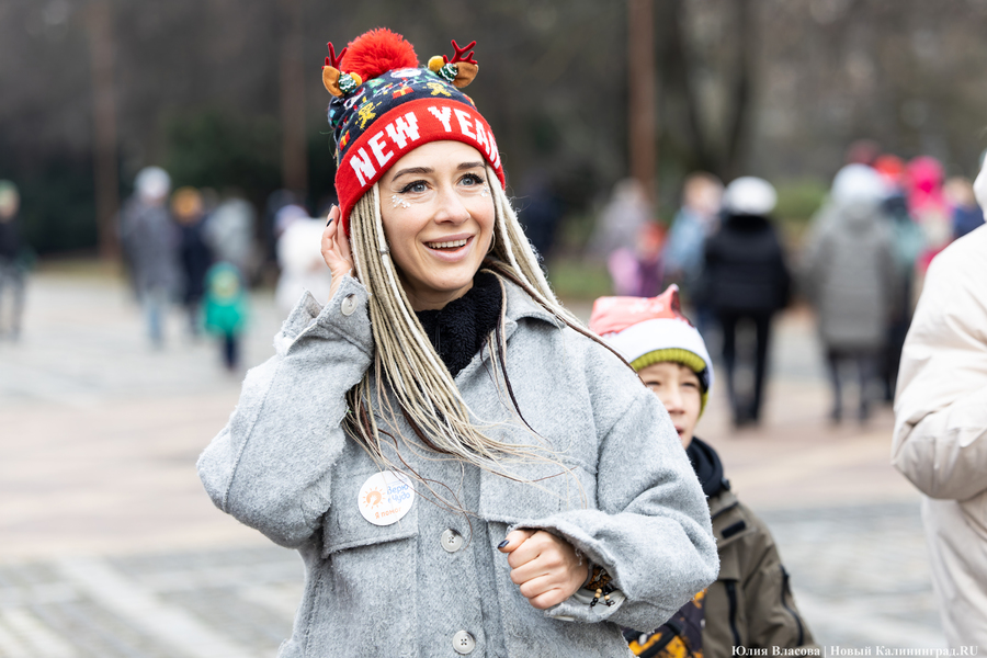 «Сказка к нам приходит»: на острове Канта прошел забег Дедов Морозов (фото)