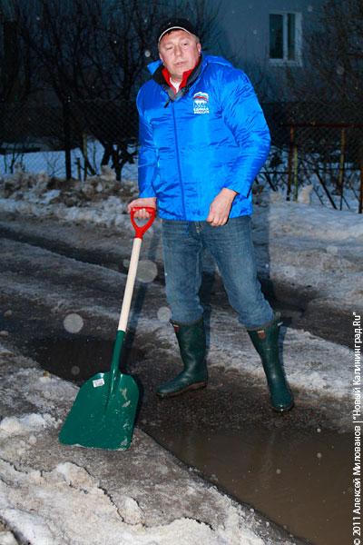 "В руки - лопаты": фоторепортаж "Нового Калининграда.Ru"