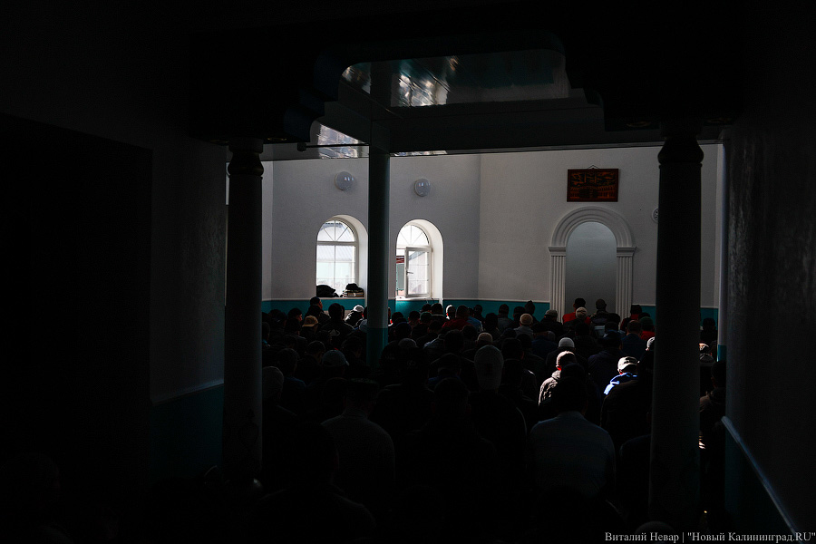 Сотни мусульман совершили под Калининградом молитву в честь Ураза-Байрам (фото)