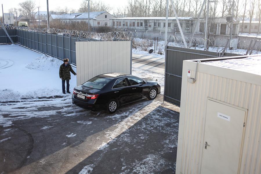 Уют за колючей проволокой: что ждет иностранцев, попавших в миграционный центр