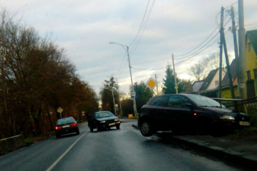 В результате ДТП на Дзержинского автомобиль вылетел на тротуар (фото)