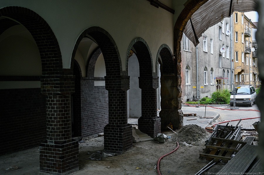 Стекло и треугольники: как выглядит фасад реставрируемой «Кройц-аптеки»