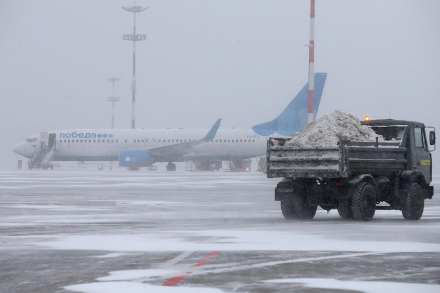 СМИ: мощный снегопад в регионах России создал коллапс в аэропортах