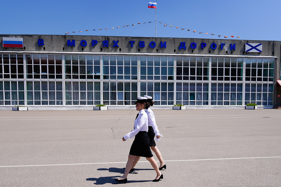 Под солнцем на плацу: как в Калининграде выпустили новых офицеров ВМФ (фото)