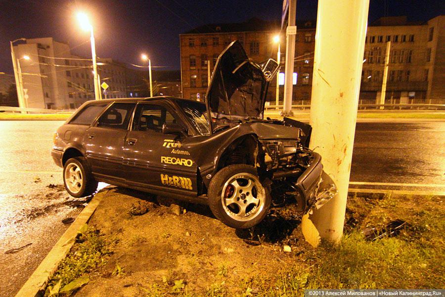 На второй эстакаде «Ауди» врезалась в столб и загорелась (фото)