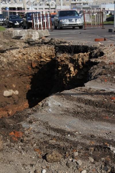 «Врата в преисподнюю»: фоторепортаж с места провала асфальта на Шевченко