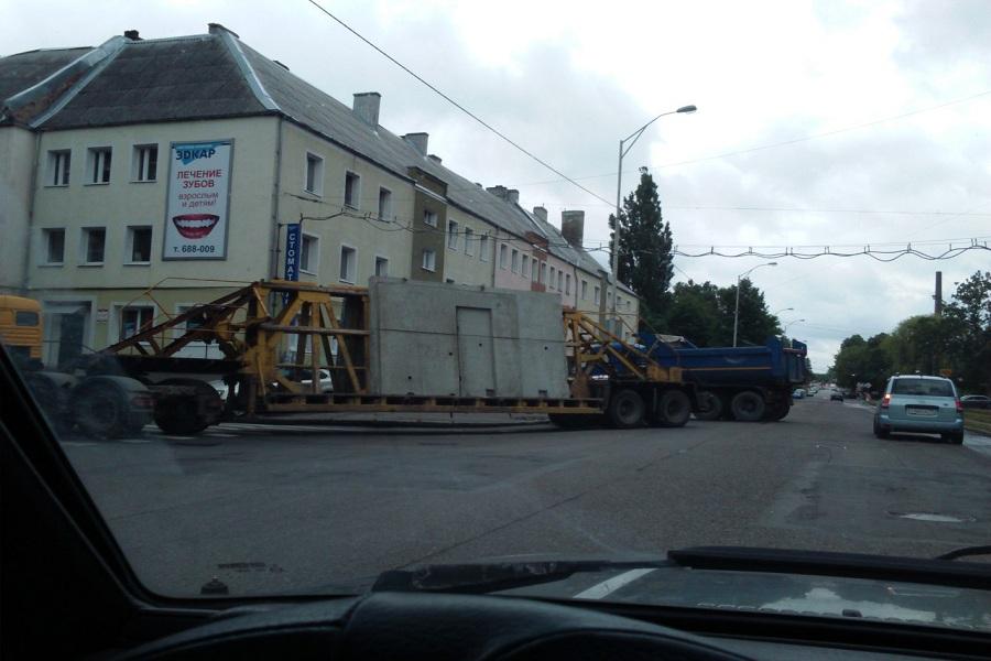 В Калининграде столкнулись иномарка и тягач с бетонными плитами (фото)