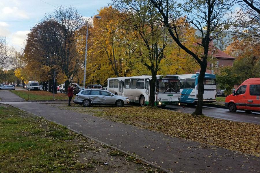 На ул. Нарвская в Калининграде рейсовый автобус врезался в «Фольксваген» (фото)