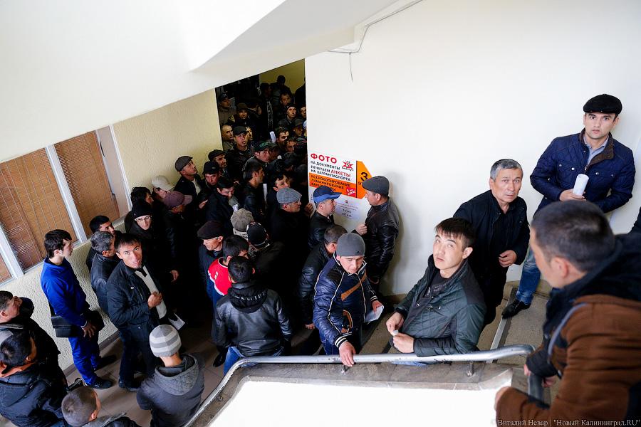 «За 1,5 тысячи — быстрее»: мигранты за сутки занимают очередь в УФМС (фото)