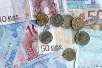 ЦБ понижает официальные курсы евро и доллара второй день подряд