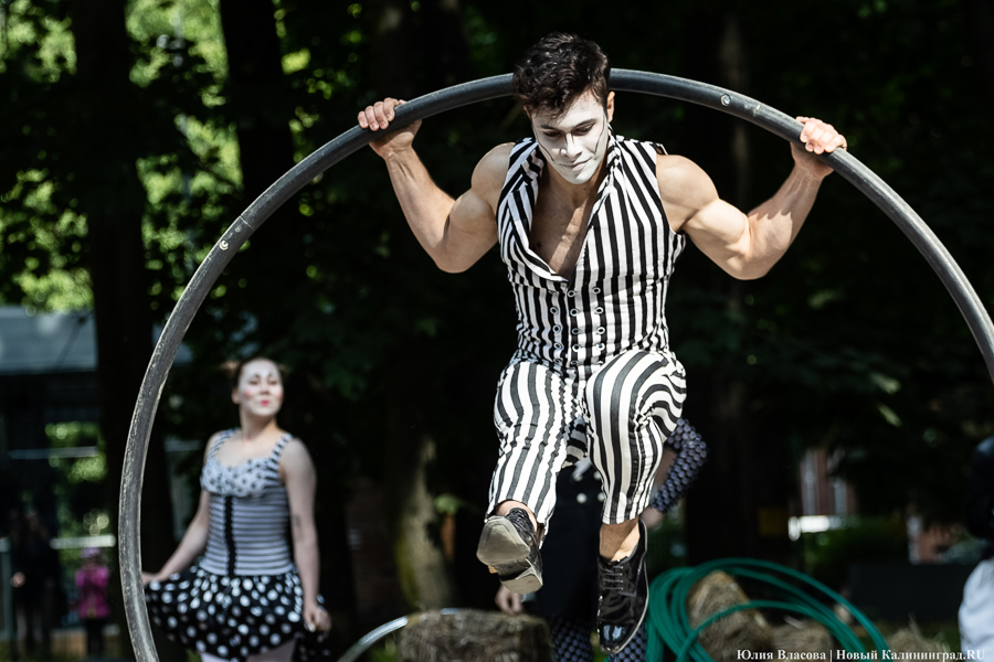 Это просто цирк какой-то: фестиваль «Башня» запустил уличную программу на «Балтике» (фото)