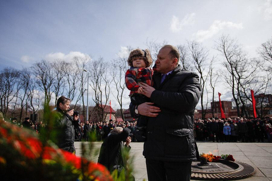 «И снова победа»: возложение венков и цветов на мемориале 1200 воинам-гвардейцам 