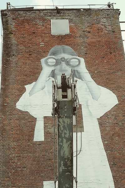 В Советске отклеился новый стрит-арт с девушкой с биноклем. Его обещают вернуть на место