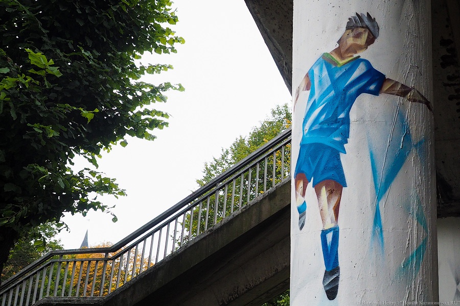 Стрит-арт для стритбола: под Эстакадным мостом появились футбольные граффити