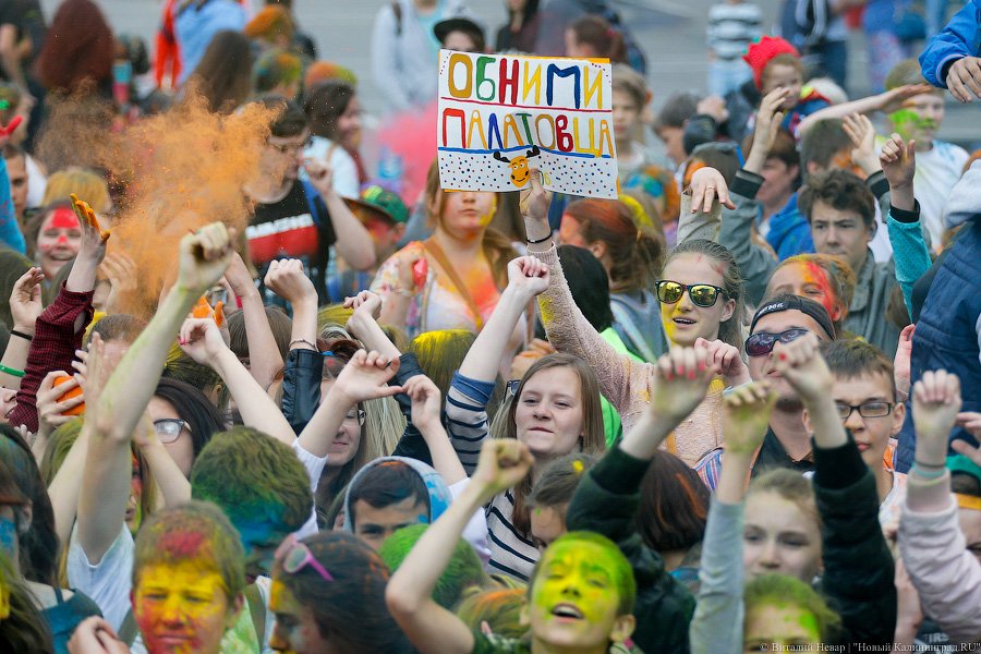 Краски, музыка и «обнимашки»: на стадионе «Балтика» прошел «Фестиваль красок»